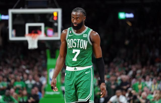 开云体育官网-布朗是绿军领袖 他的地位是不是已超越塔图姆了？